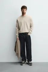 Jersey de punto de cashmere con corte regular fit, cuello redondo y manga larga. Presenta acabados en rib en puños y ruedo.