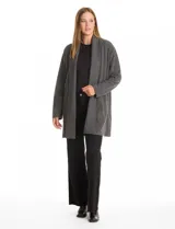 Cardigan largo de tejido de punto suave, color gris, con cuello con caída fluida, mangas largas con hombros caídos y bolsillos laterales discretos.