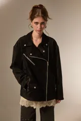 Chaqueta tipo biker de gamuza sintética color tostado, con cuello solapa, cierre frontal y diseño holgado.