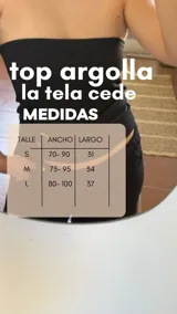 Top negro sin mangas, con escote recto y argolla metálica en la cintura.