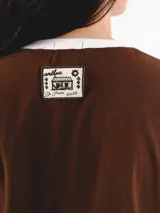 Remera de algodón azul marino, con cuello redondo y detalles en color blanco. Presenta mangas cortas con terminación bordada a contratono y logo bordado pequeño en el frente.