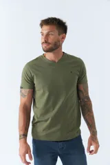 Remera básica de hombre con escote en V y manga corta. Presenta un diseño liso con logo bordado en el pecho.
