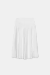 Falda midi blanca de tiro alto con efecto fruncido o drapeado en la cintura y caída acampanada.