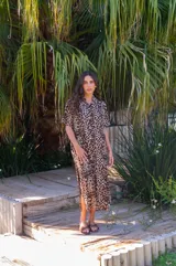 Camisola larga de muselina con estampado animal print de leopardo. Presenta cuello camisero, mangas cortas y aberturas laterales en el ruedo.