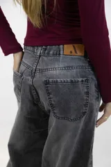 Jean wide leg de tiro bajo, color azul con efecto deslavado y diseño holgado de pierna ancha.