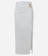 Pollera new midi color blanco, de corte ajustado con fruncido en la cintura, detalle de adorno metálico frontal y tajo lateral.