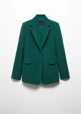 Blazer verde esmeralda de corte recto, con solapas de muesca, cierre frontal de dos botones, dos bolsillos delanteros con solapa y forro interior.