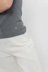 Top de punto con acabado brillante, de calce ajustado, con escote en V y breteles finos.