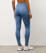 Legging deportiva de microfibra color azul, con cintura alta de diseño cruzado en forma de V y ajuste ceñido al cuerpo.