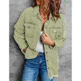 Campera tipo sobrecamisa de jean en color naranja, con corte oversize, cuello italiano, cierre frontal con botones metálicos y ruedo deshilachado. Cuenta con bolsillos frontales con solapa y mangas largas.