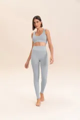 Top deportivo de escote en V con diseño acanalado, confeccionado con tecnología Seamless Knit y Sensil para mayor suavidad y transpirabilidad. Cuenta con relleno extraíble.