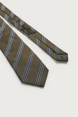 Corbata ancha confeccionada en tejido de seda, color verde oliva con rayas diagonales en azul marino y blanco.