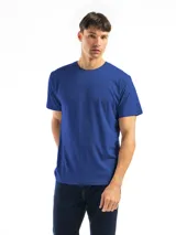 Remera de corte clásico con cuello redondo, confeccionada en algodón preencogido que minimiza el encogimiento, ofreciendo una prenda versátil y cómoda.