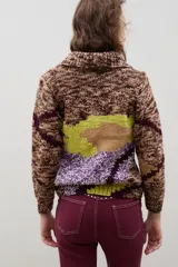 Saco de punto con diseño de bloques de color en técnica intarsia, combinando tonos marrones jaspeados, verde lima y violeta. Presenta cuello redondo, cierre frontal con botones y mangas largas.