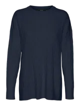 Sweater de punto color azul marino con cuello redondo, mangas largas y textura de tejido trenzado vertical. Presenta un calce estándar y puños acanalados.