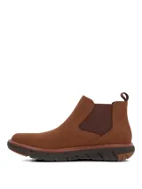 Bota tipo Chelsea de cuero color marrón, con paneles elásticos laterales y suela tecnológica Spinal Flex de EVA y goma para mayor amortiguación y soporte.
