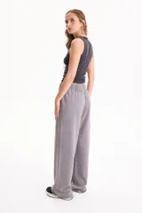 Pantalón deportivo estilo wide leg sin friza, con cintura elastizada y cordón ajustable.