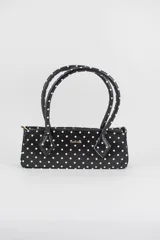 Cartera tipo baguette color negro con textura efecto cocodrilo, diseño alargado, doble asa de mano y cierre superior.