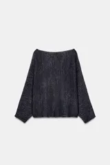 Jersey de punto con cuello barco y mangas anchas de corte holgado.