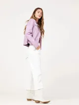 Chaqueta de cuero color lila, estilo biker, con cierre asimétrico y detalles de cremalleras plateadas.