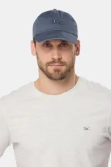 Gorra de lona azul con visera y logo bordado en el frente.