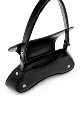 Bolso bandolera negro de cuero con forma sinuosa inspirada en los mandos de videojuegos. Tiene correa ajustable y logo ovalado de la marca en la solapa.