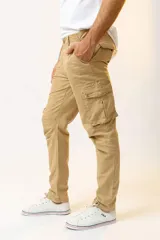 Pantalon cargo color tostado, con bolsillos laterales con solapa y cierre frontal, de corte recto y ajuste cómodo.