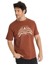 Remera Caterpillar de manga corta y cuello redondo, color marrón terracota, con gráfico estampado en el pecho inspirado en el legado de la marca.