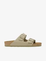 Sandalias Birkenstock Arizona color caqui, con dos correas ajustables con hebillas metálicas y plantilla anatómica de corcho y látex.