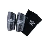 Par de canilleras Umbro Pro Shin Guard con diseño geométrico en tonos grises y logo de la marca en blanco. Incluye bolsa de transporte negra con logo Umbro en blanco.