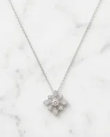 Collar de plata 925 con cadena fina y dije geométrico en forma de flor o estrella, engastado con pequeñas circonias brillantes.
