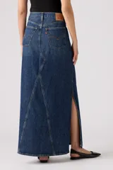 Falda larga de denim azul con diseño de paneles verticales y tajo lateral. Presenta cierre de botones y cinco bolsillos clásicos.
