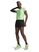 Short deportivo de running dos en uno, compuesto por un short exterior ligero y un short de compresión integrado. Presenta cintura elástica con cordón ajustable, bolsillo trasero con cierre y detalles reflectantes.