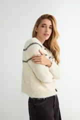 Cardigan de punto gris con cierre frontal de botones oscuros. Presenta un diseño de rayas horizontales oscuras y pequeños bordados florales en la parte superior del pecho y mangas.