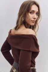 Buzo de punto color chocolate, con diseño de hombros descubiertos y cuello estilo solapa, de manga larga y ajuste al cuerpo.