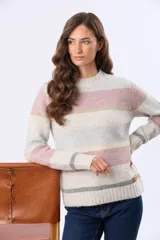 Buzo de tejido de punto con diseño de rayas horizontales en tonos neutros, beige y detalles en rosa y gris. Presenta cuello redondo, mangas largas y terminaciones en rib acanalado en puños y ruedo. Incluye una pequeña etiqueta de cuero sintético en el lateral inferior.
