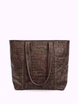 Bolso tipo tote de cuero natural con textura de reptil, color marrón. Cuenta con doble asa de hombro, cierre principal, bolsillo interior y porta llaves.