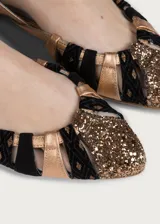 Bailarinas de diseño artesanal Defloresyfloreros modelo Flor de Cerezo, con tiras entrelazadas en la parte delantera que combinan acabados metalizados en tono oro rosa, negro y detalles con brillo.