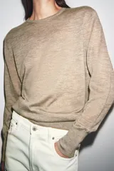 Jersey de punto de cashmere extrafino, con cuello redondo y manga larga, de corte clásico y textura suave.