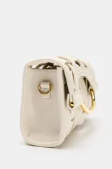 Bolso de mano de formato alargado en color marfil, con diseño de efecto trenzado y asa metálica dorada en el frente. Cuenta con cierre mediante doble clip metálico.