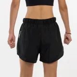 Short deportivo negro de poliéster con cintura elástica y logo reflectivo en la pierna.