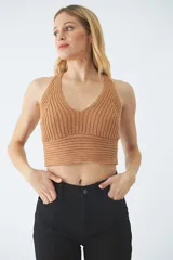 Top tejido de punto color tostado, con escote en V, diseño de espalda cruzada y ajuste al cuerpo.