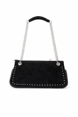 Cartera negra de gamuza con tachas plateadas en el borde inferior y lateral. Tiene una correa de cadena plateada con un detalle de hombrera de gamuza.