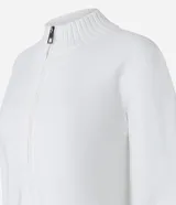 Saco de punto color marrón, con cuello alto, cierre frontal con cremallera, manga larga y terminaciones acanaladas en puños y ruedo.