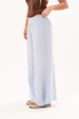 Pantalón palazzo celeste de tiro alto, con cintura elástica fruncida y diseño amplio de pernera ancha.