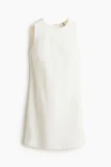 Vestido corto sin mangas de sarga de algodón en color blanco, con leve corte evasé, escote redondo y tiras finas para atar en la nuca.