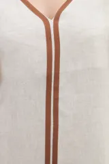 Vestido midi de lino en color azul, con escote en V tanto en el frente como en la espalda. Presenta mangas cortas con vuelo, silueta amplia y cintas verticales a contratono en el frente que estilizan la figura. Incluye bolsillos laterales.