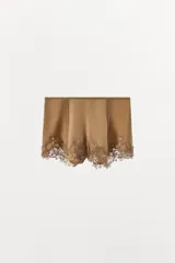 Shorts de tiro medio de georgette color tostado con cintura elástica en la espalda y delicados detalles de encaje bordado a tono en el ruedo.
