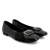 Zapato casual Usaflex Care Juanetes color cuero, con capellada de cuero combinada con material textil elastizado en los costados y detalle de hebilla dorada.