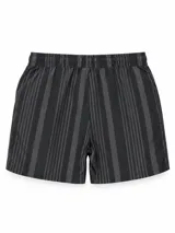 Short de baño con diseño de rayas diagonales anchas en color marrón y beige, cintura elástica con cordón de ajuste blanco y bolsillos laterales.
